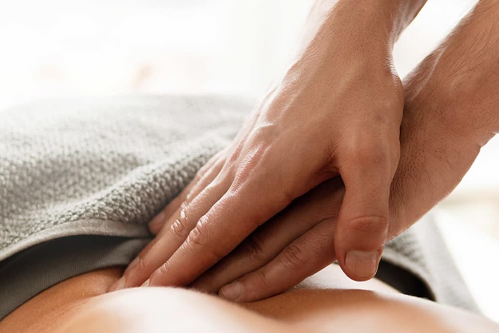 Benefits-of-massage-therapy-HN3069-iStock-1363688439-Sized (1)