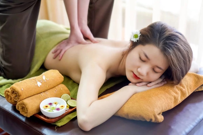 Lợi ích massage bằng tinh dầu giúp cơ thể thư giãn