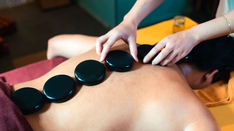 Massage đá nóng thư giãn 